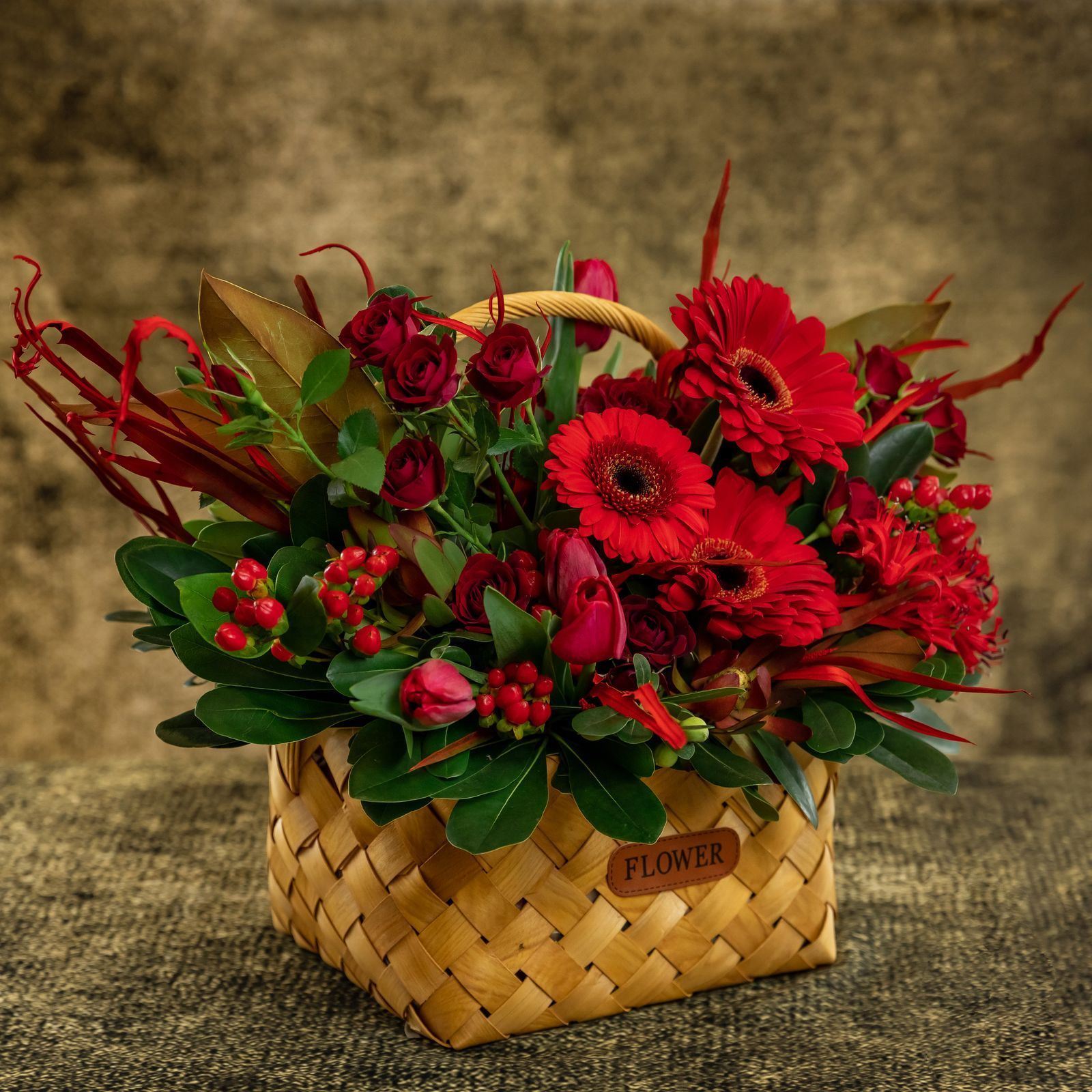 Корзина с розой, тюльпанами и леукадендроном