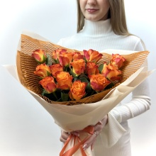 Букет из 15 оранжевых роз в элегантной упаковке